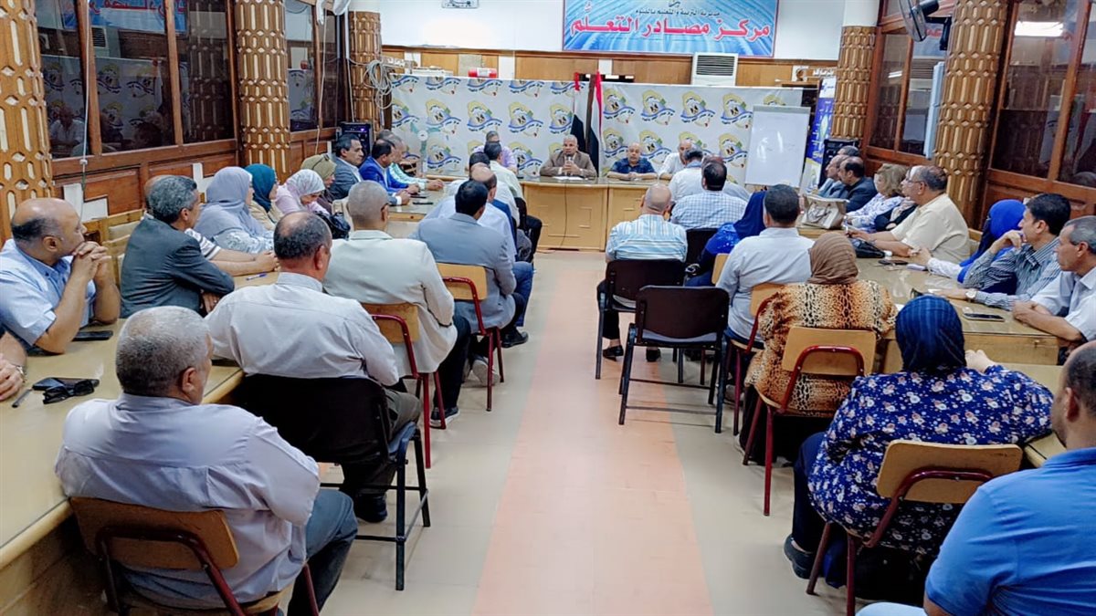 وكيل وزارة التربية والتعليم بالفيوم أثناء اللقاء