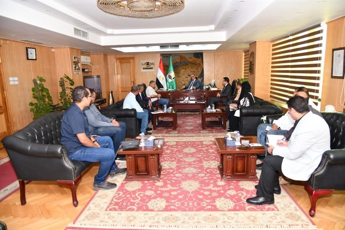 محافظ الفيوم اثناء الاجتماع