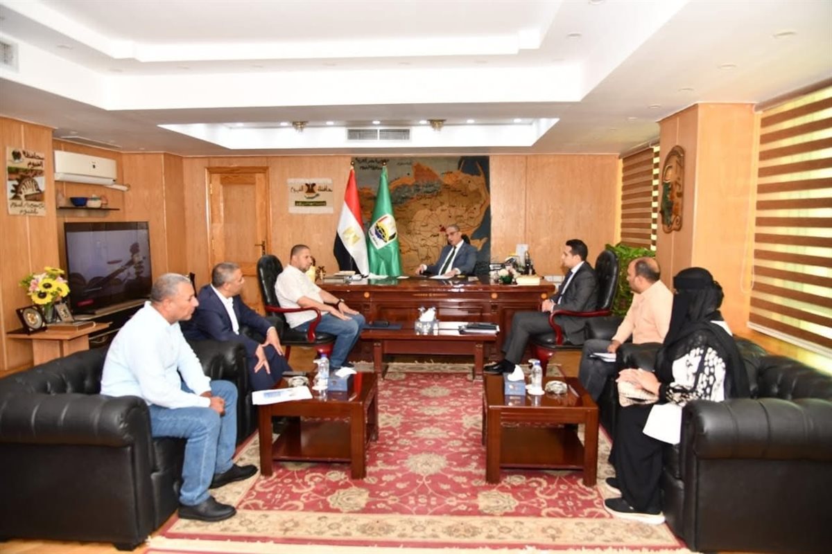 محافظ الفيوم أثناء اللقاء