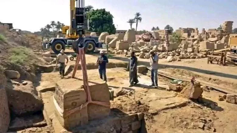 كشف جديد بالكرنك.. لوحة نادرة تعيد رسم تاريخ العصر اليوناني