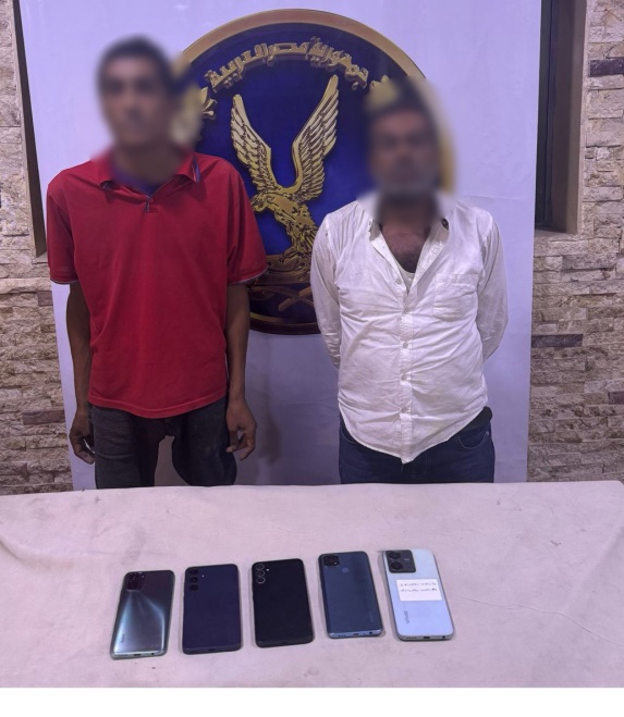 المتهمين أمامهم المضبوطات