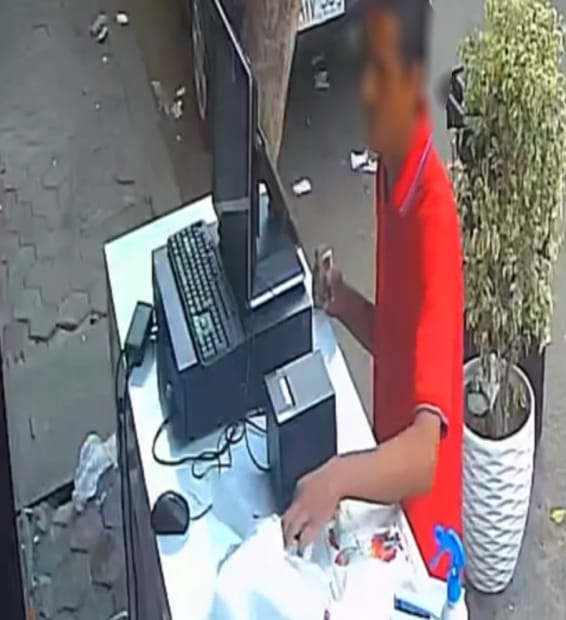 المتهم أثناء ارتكاب واقعة السرقة