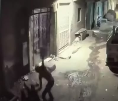 المتهم أثناء واقعة التعدى على طفل&nbsp;