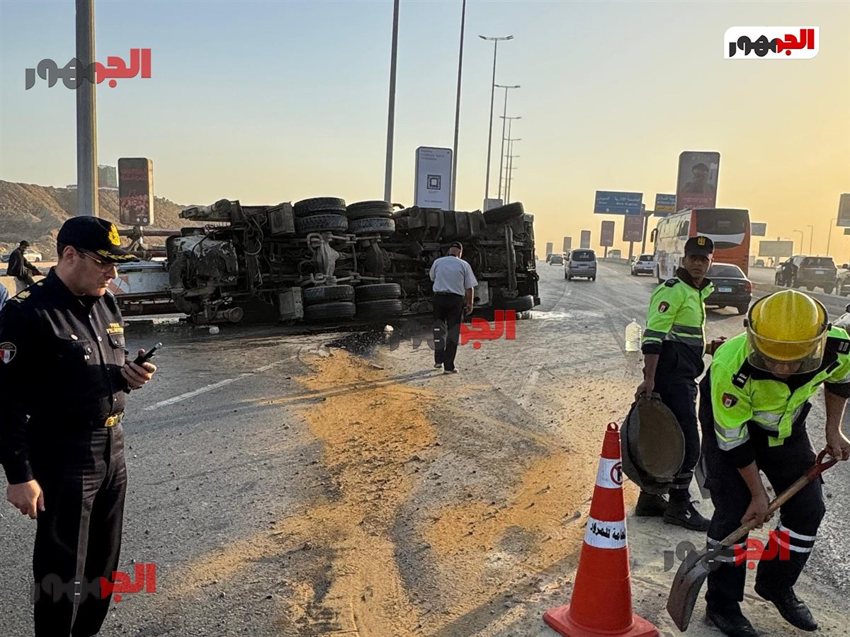 انقلاب سيارة نقل والاصطدام بأتوبيس مدرسة سان چون بالقاهرة الجديدة