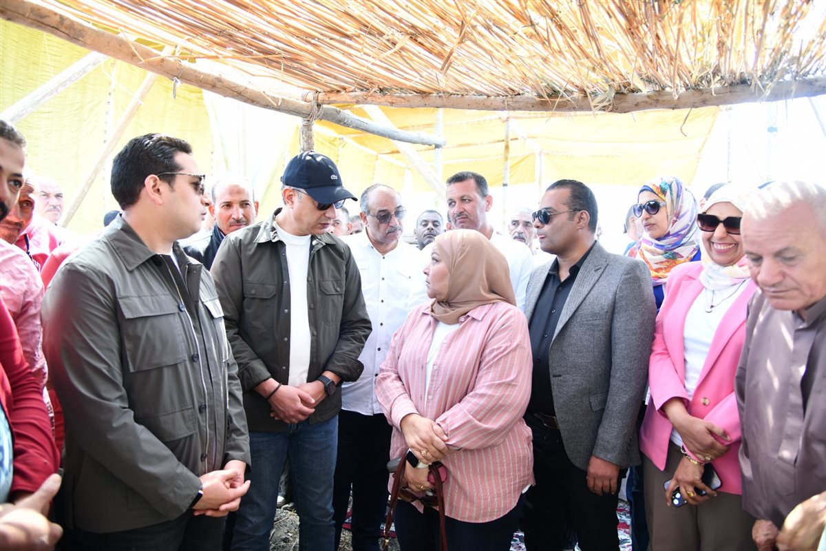 محافظ الفيوم أثناء حضور مزاد لبيع الاسماك