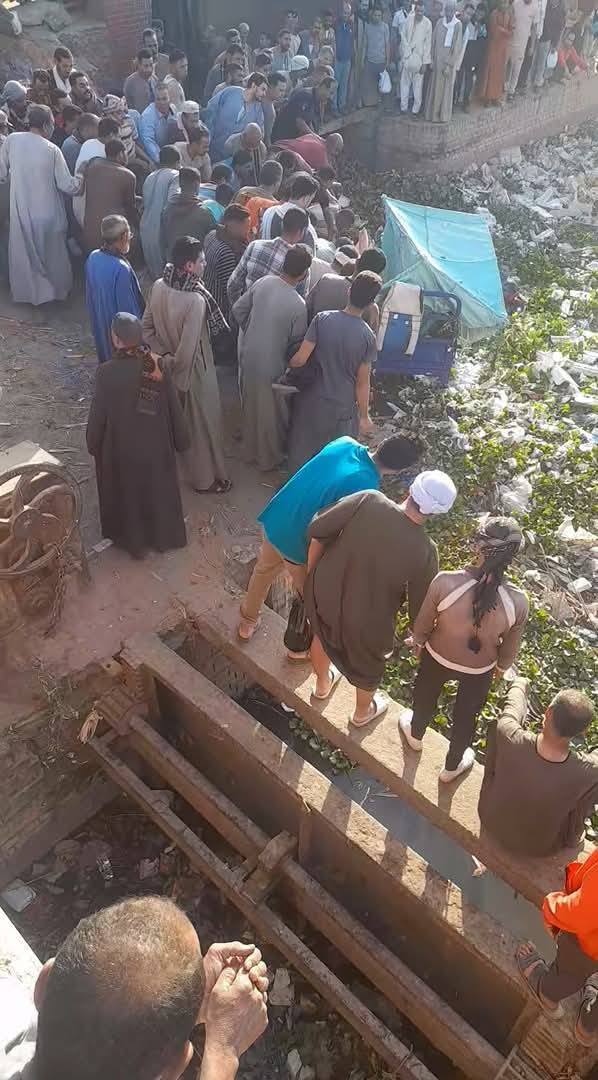 &nbsp;جهود مكثفة لإنقاذ طلاب سقط بهم تروسيكل في مصرف بأسيوط.. وفاة طفل وإنقاذ 10 آخرين