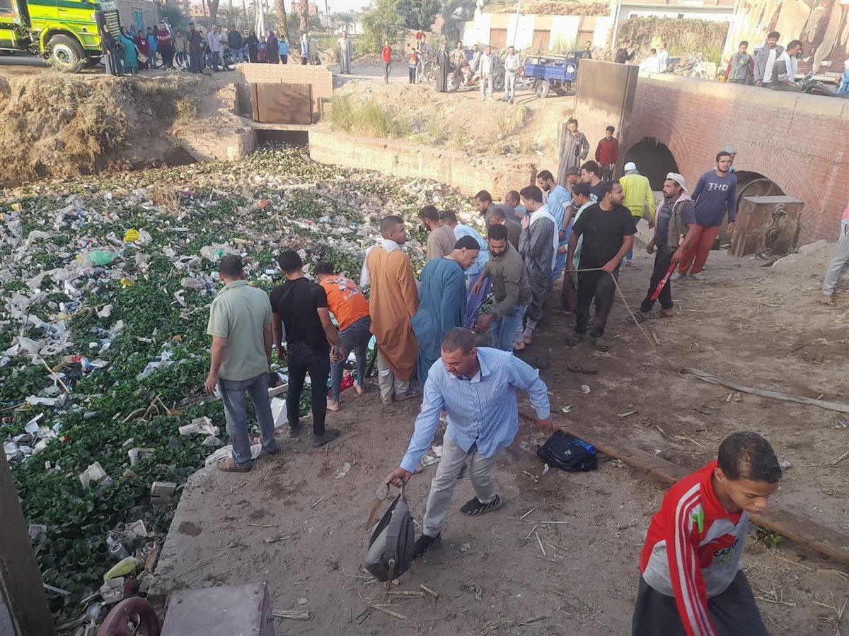 &nbsp;جهود مكثفة لإنقاذ طلاب سقط بهم تروسيكل في مصرف بأسيوط.. وفاة طفل وإنقاذ 10 آخرين