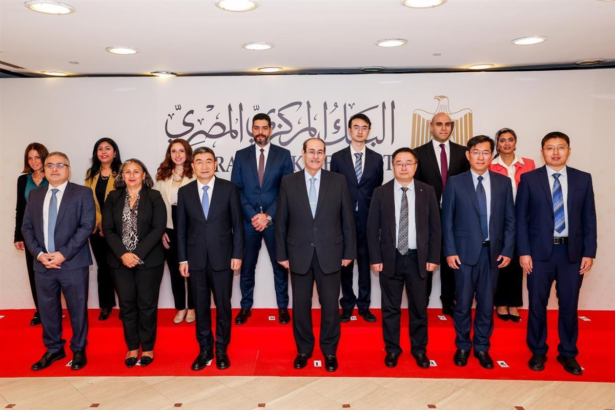 صورة المسؤولين الصينيين مع نائب محافظ البنك المركزي المصري