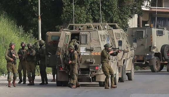 الاحتلال يطلق قنابل الغاز في أراض مزروعة بأشجار الزيتون بالضفة الغربية