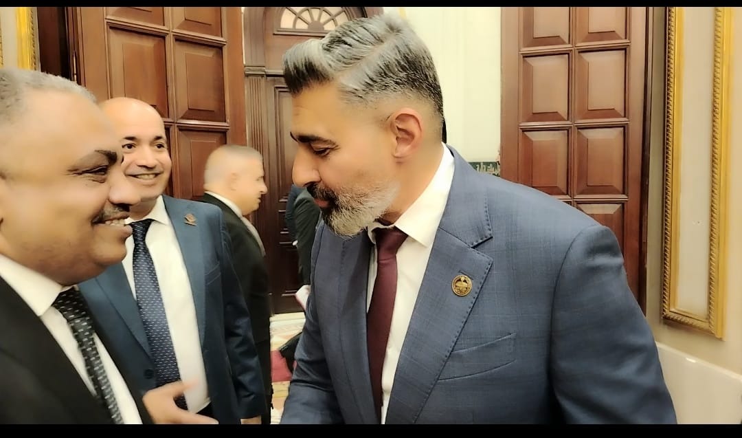 ياسر جلال في حوار جانبي مع أحد أعضاء الشيوخ