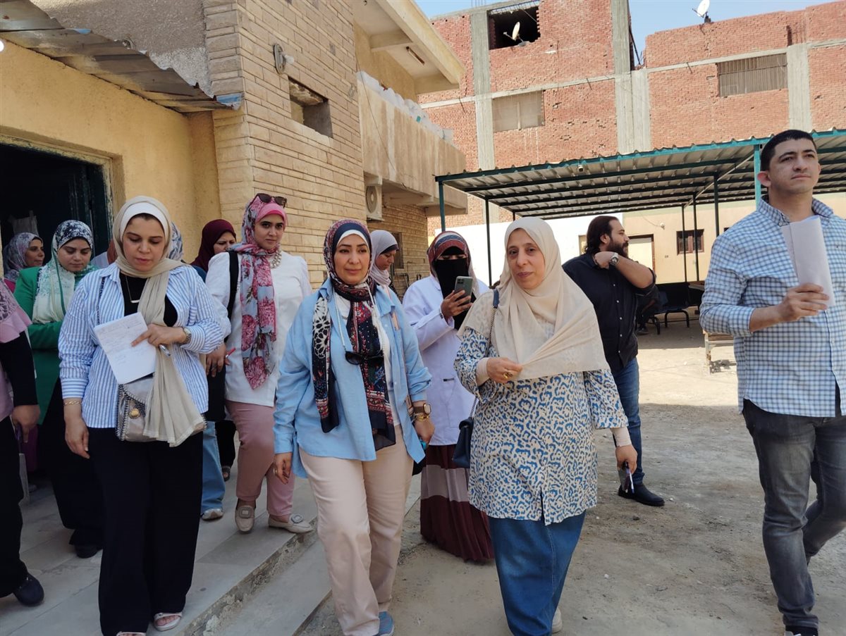 وكيلة وزارة الصحة بالفيوم أثناء الجولة
