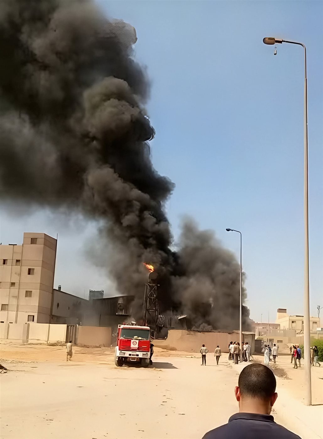 صور من حريق مصنع بمدينة السادات