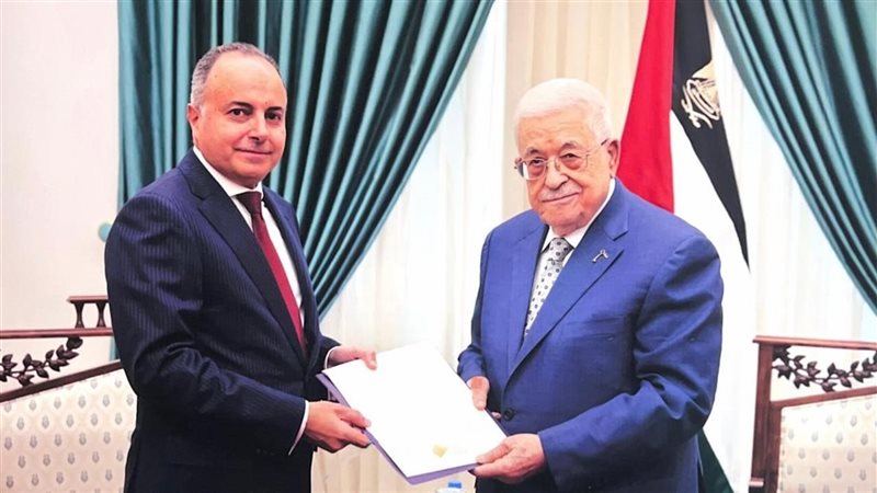الرئيس الفللسطيني و السفير المصري في فلسطين
