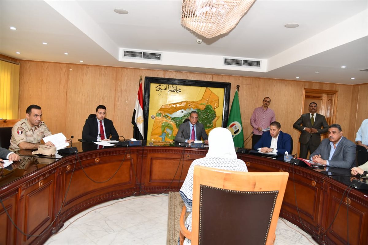 محافظ الفيوم أثناء اللقاء