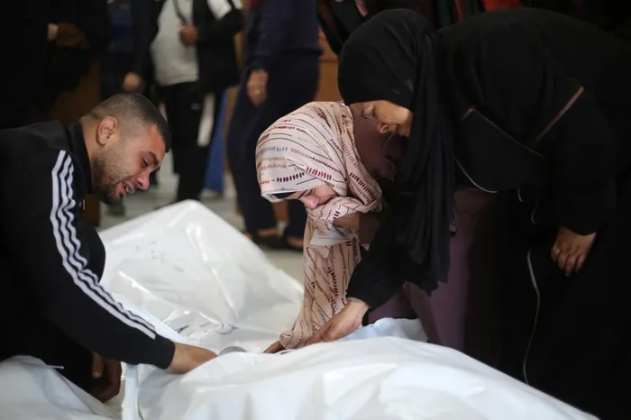 <i>عائلة فلسطينية تبكي شيهدًا جراء العدوان الإسرائيلي على قطاع غزة</i><br>&nbsp;