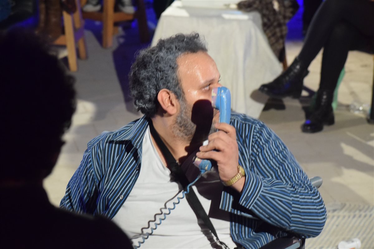 <strong>العرض المسرحي 