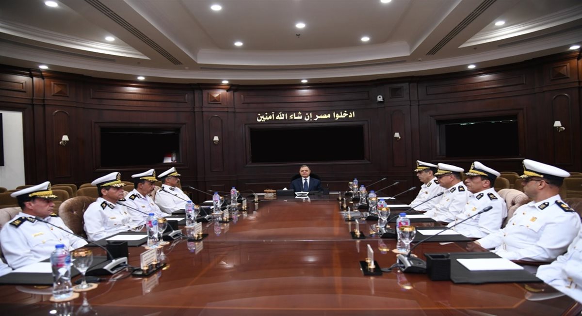 وزير الداخلية خلال إجتماعه مع القيادات الامنية&nbsp;