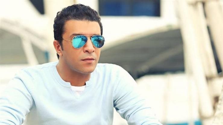 <strong>مصطفى كامل</strong>