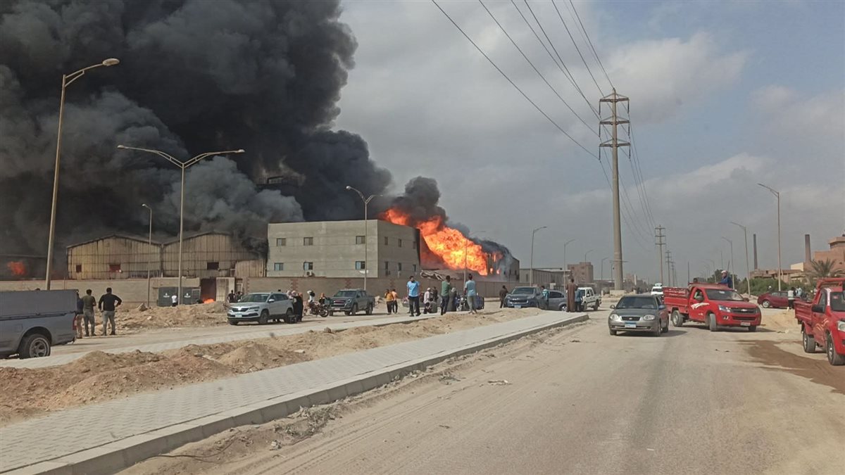 صور من الحريق بمدينة السادات&nbsp;