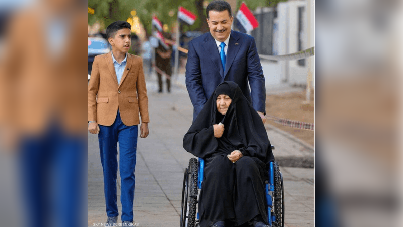 رئيس الوزراء العراقي برفقة والدته في الانتخابات البرلمانية&nbsp;