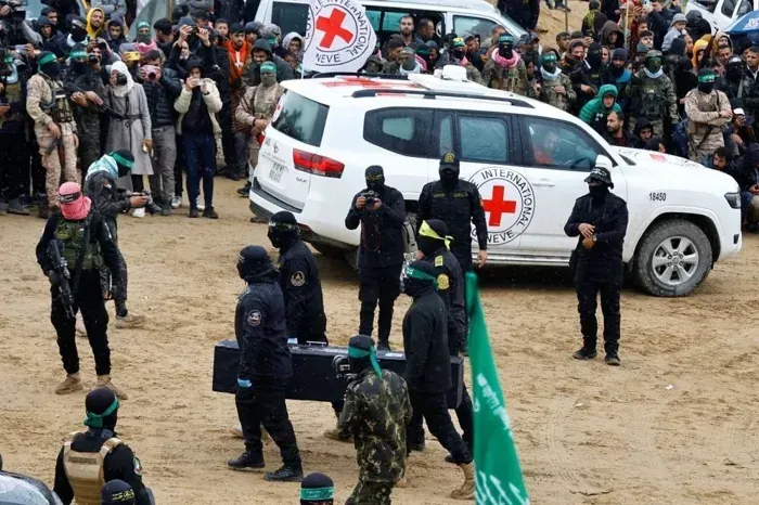 إسرائيل تتسلّم جثمان أحد محتجزيها لدى حماس عبر الصليب الأحمر