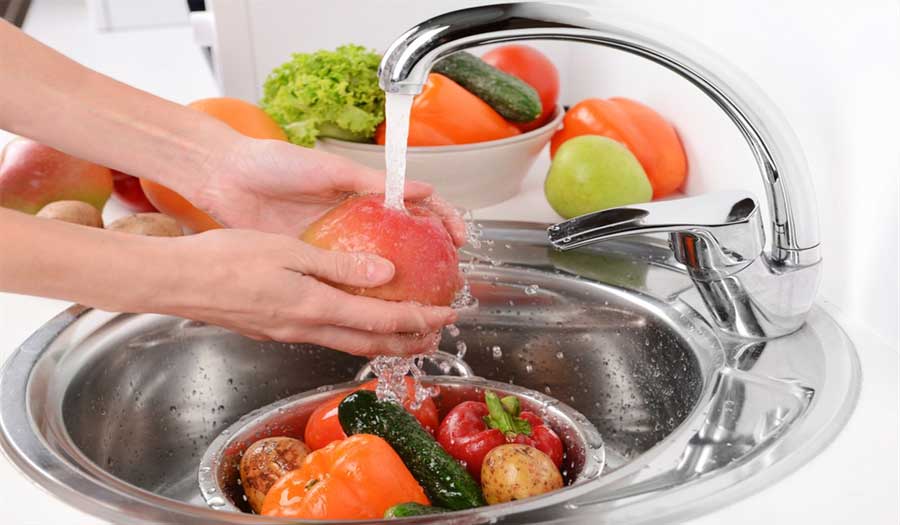 الطريقة الصحيحة لغسل الفاكهة