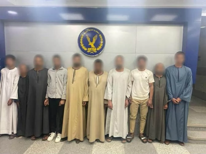 إلقاء حجارة بقنا