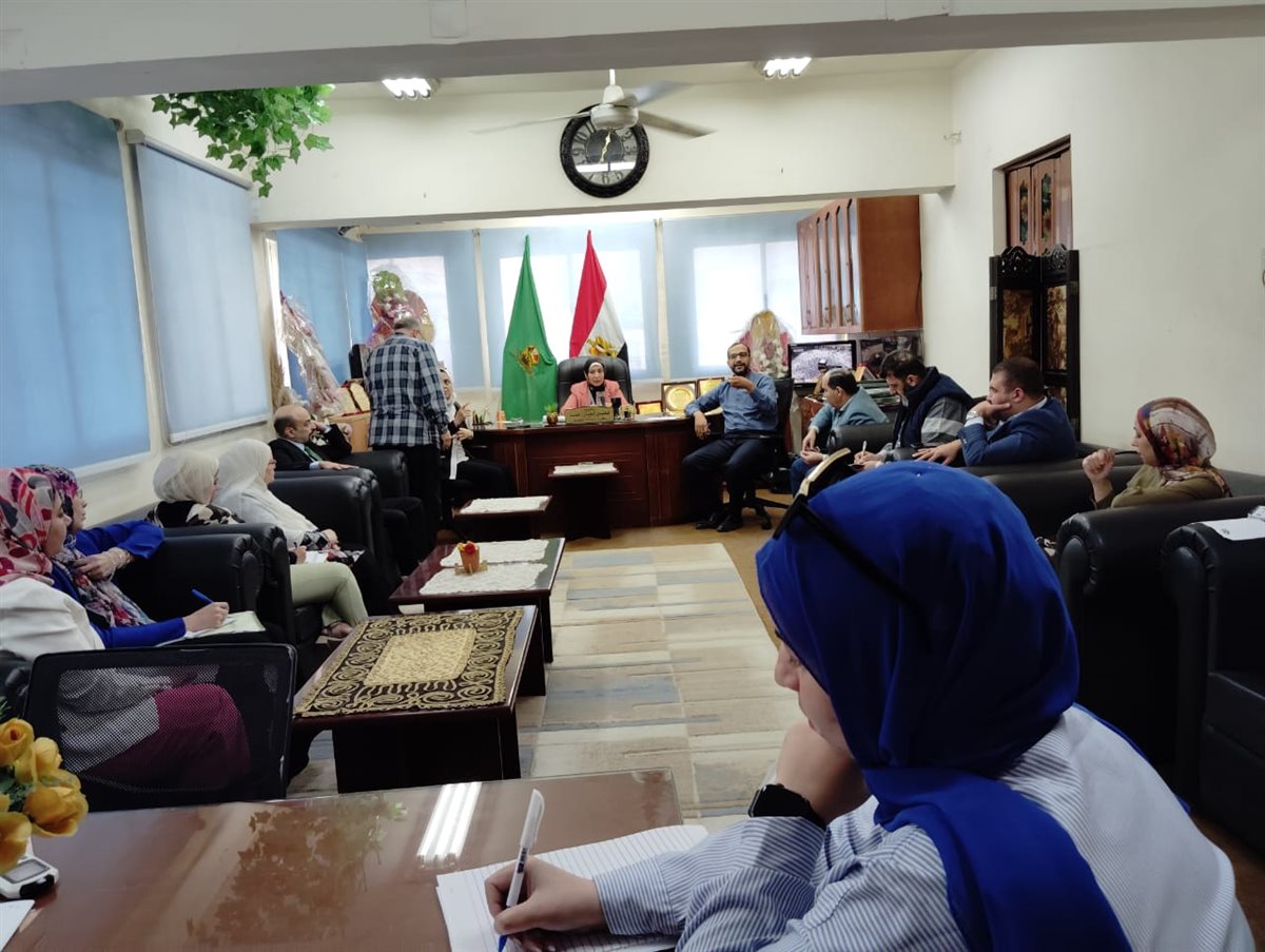 وكيل وزارة الصحة بالفيوم أثناء الأجتماع