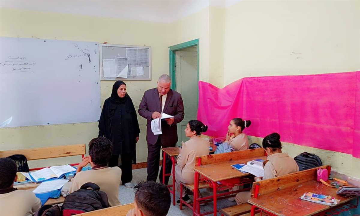 وكيل وزارة تعليم الفيوم أثناء الجولة