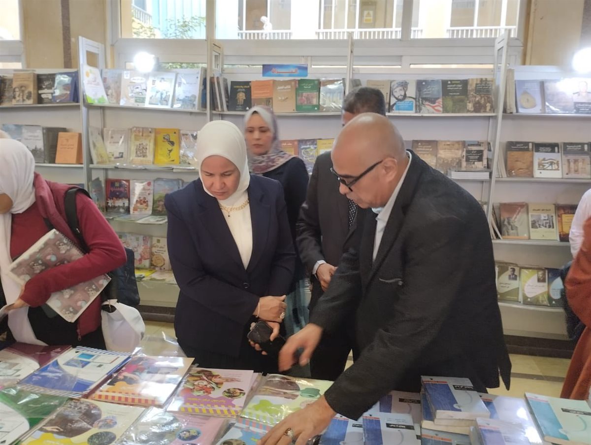 افتتاح معرض الكتاب بكلية الدراسات الإسلامية