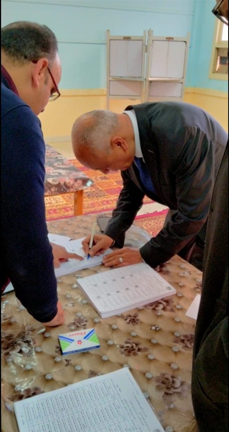 النائب مصطفي بكرى خلال الإدلاء بصوته الانتخابي