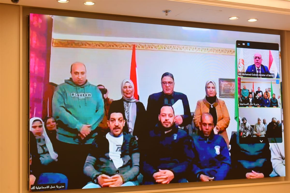 <strong>تسليم 405 عقد عمل لذوي همم في 27 محافظة </strong>