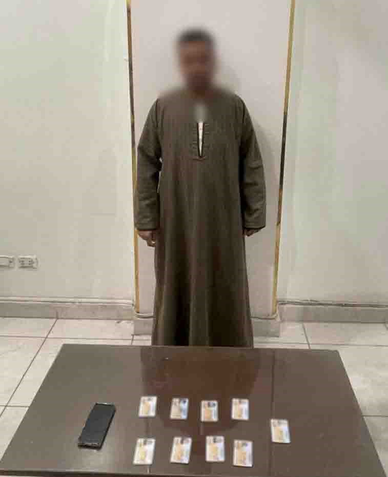 المتهم و أمامه المضبوطات&nbsp;