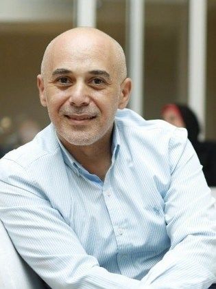 <strong>أحمد عزت</strong>