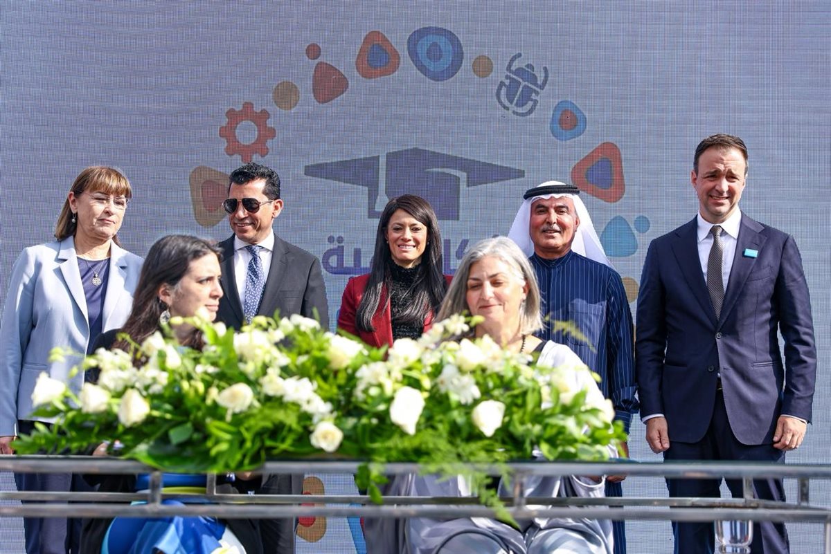 أثناء توقيع الاتفاقية