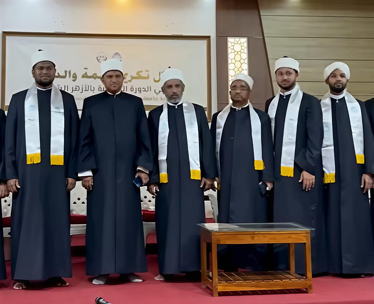 <strong>خريجي أكاديمية الأزهر من الهند </strong>
