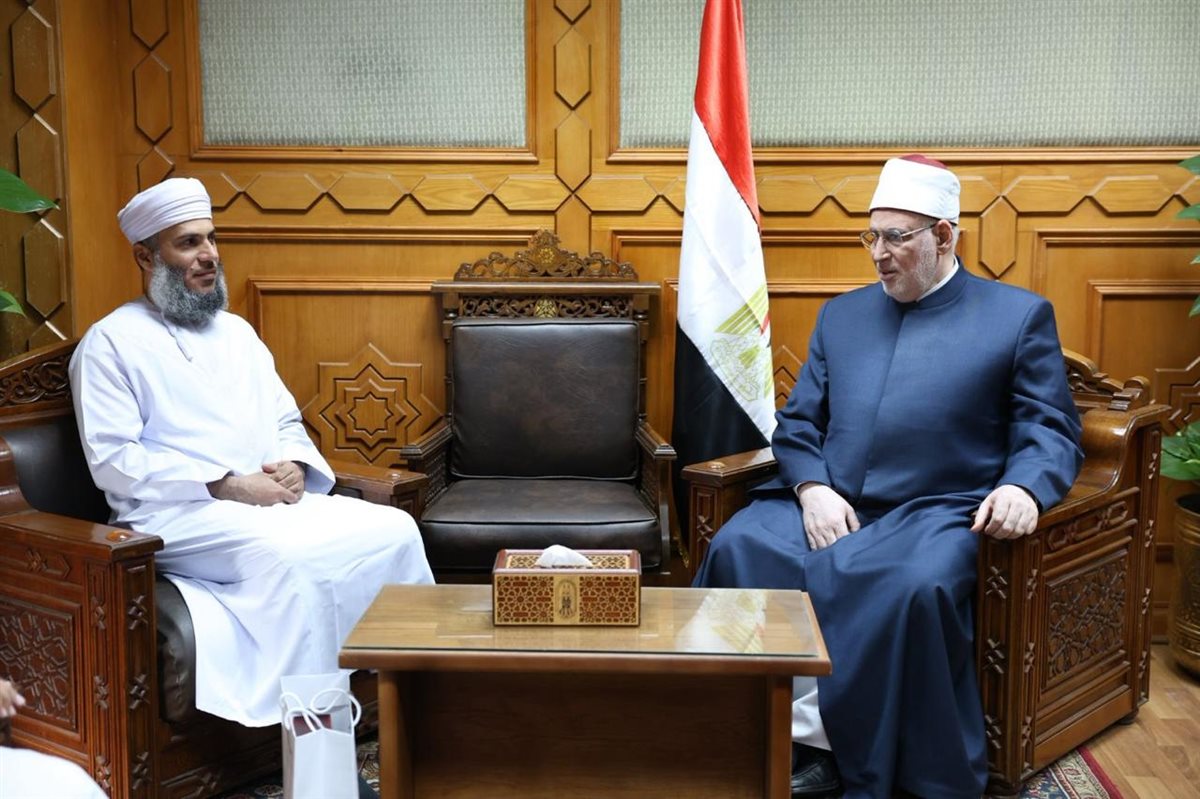 <strong>وكيل الأزهر والوفد العماني </strong>
