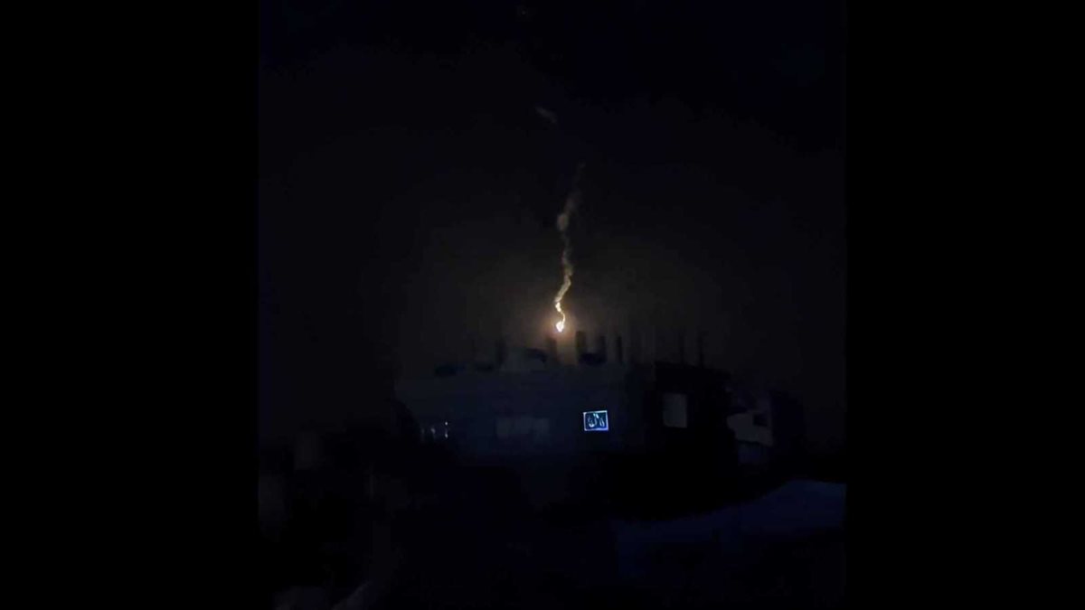 قنابل مضيئة أطلقها الجيش الإسرائيلي &nbsp;