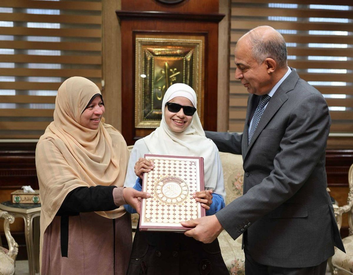 الطالبة «فاطمة» ابنة مدرسة النور للمكفوفين