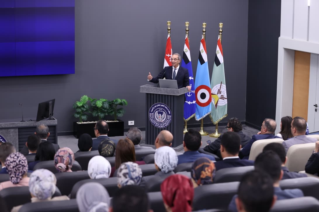 عمرو طلعت وزير الاتصالات