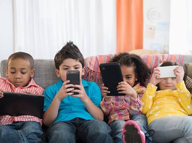 استخدام الأطفال للهواتف