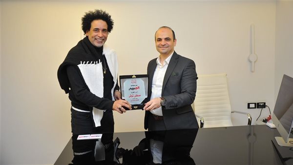 <strong>رئيس التحرير محمد صبري يهدي درع التكريم لمصطفى شوقي</strong>