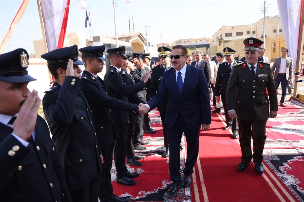 صور من وضع إكليل الزهور لشهداء الشرطة