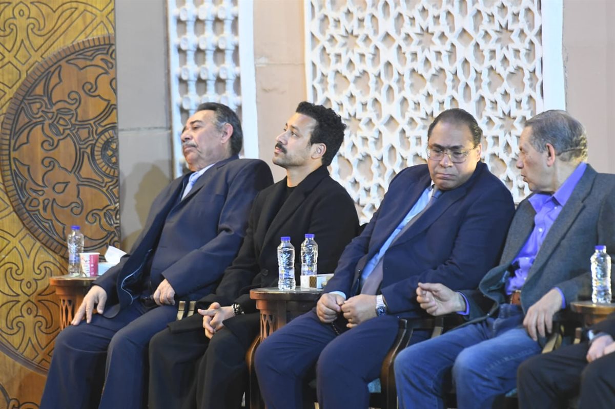 <strong>عزاء والد علا رشدي</strong>
