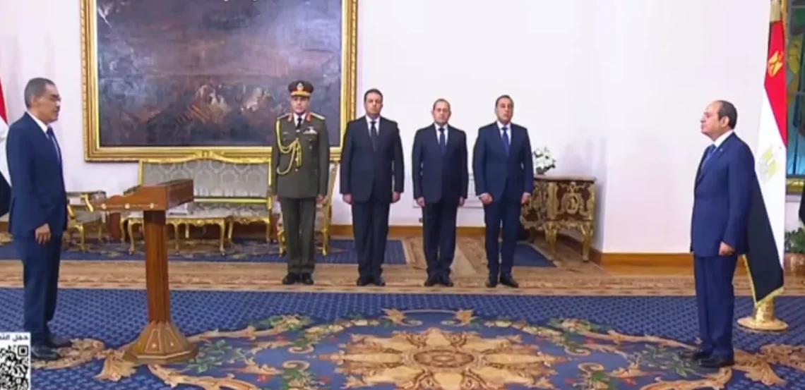 <strong>ضياء رشوان يحلف اليمين أمام الرئيس السيسي</strong>