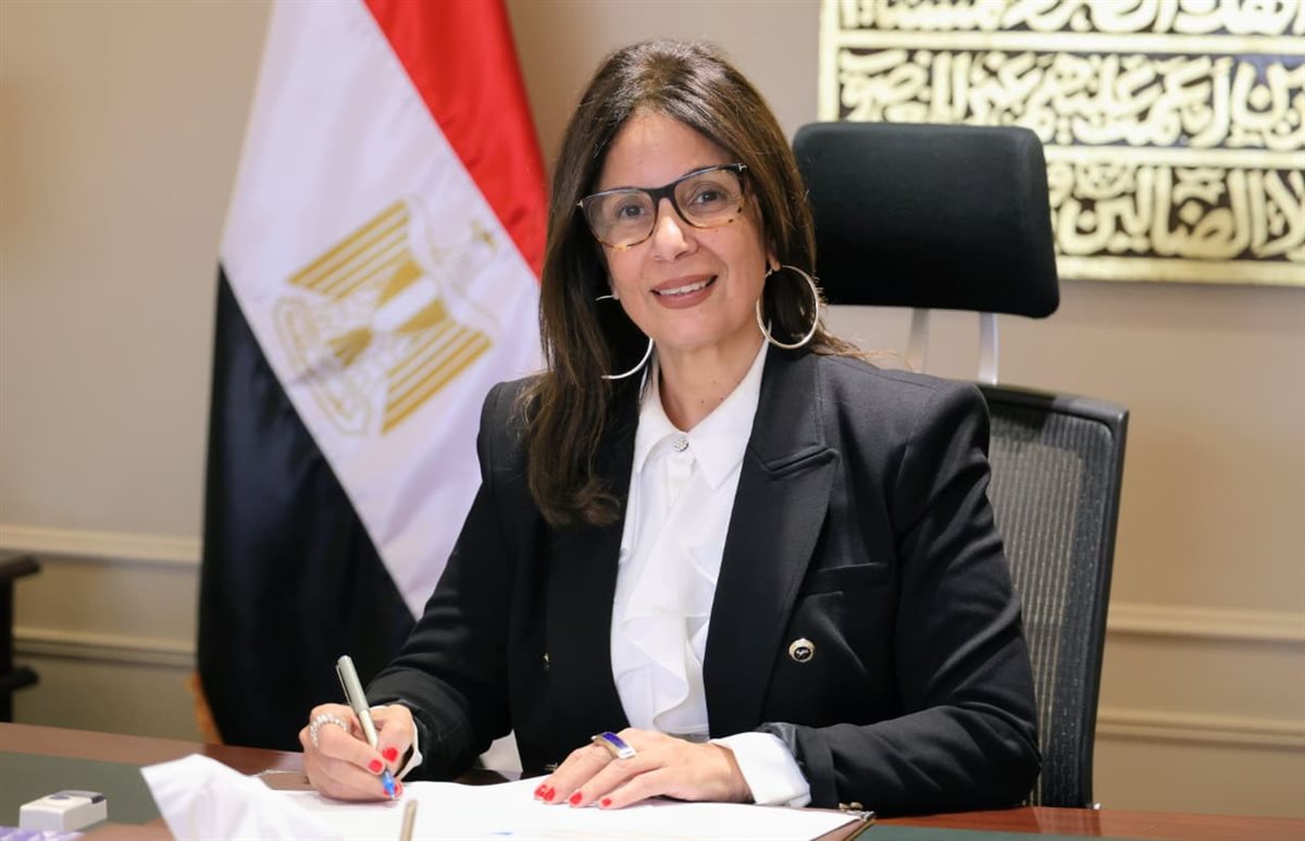 <strong>الدكتورة جيهان زكي وزيرة الثقافة</strong>