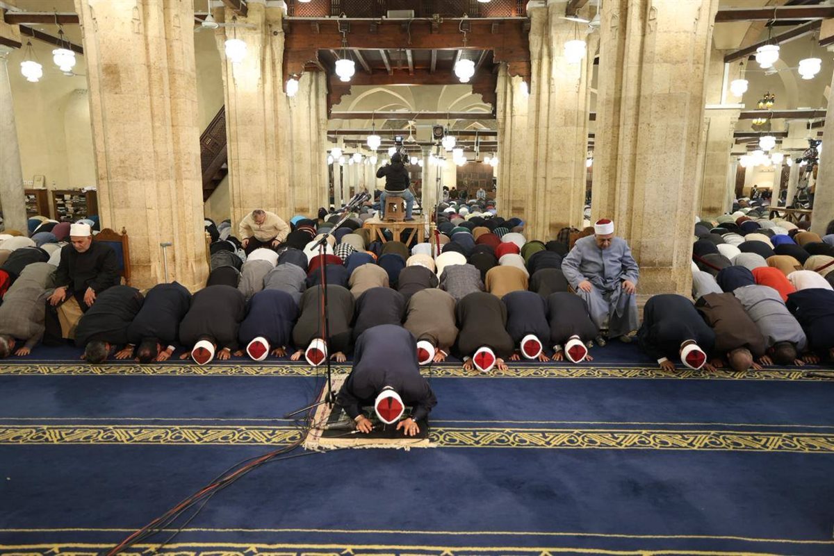 آلاف المصلين يحيون الليلة الخامسة من رمضان