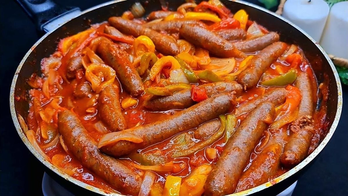 طاجن السجق بالبطاطس&nbsp;