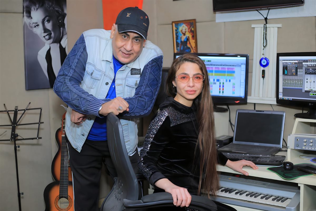 <strong>دوللي شاهين</strong>