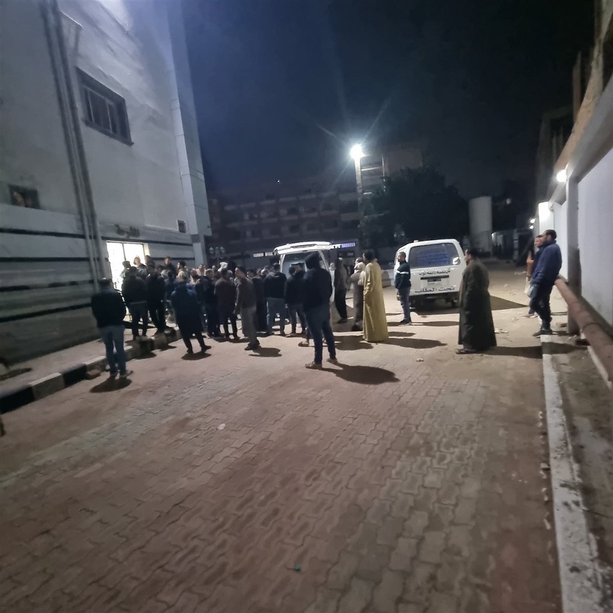 الأهالى فى إنتظار خروج الجثامين من المستشفى&nbsp;